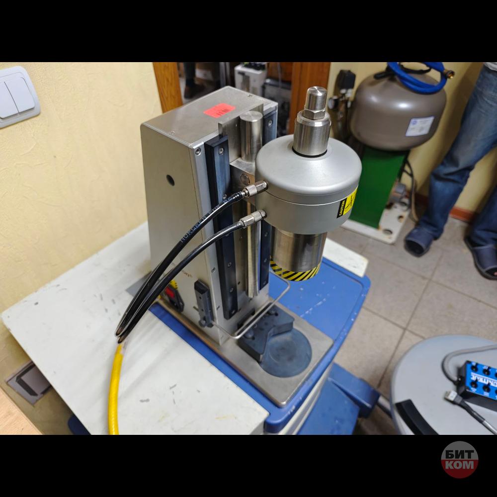 Комплекс: дозатор Flexicon PF22 и укупорщик FS32. GMP.