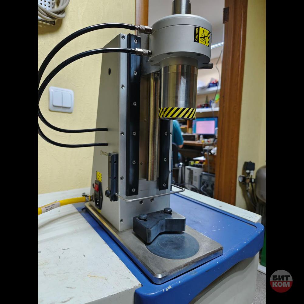 Комплекс: дозатор Flexicon PF22 и укупорщик FS32. GMP.